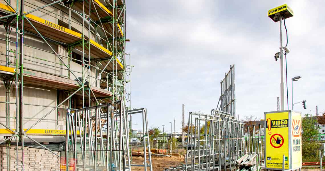 Videoturm überwacht Baustelle